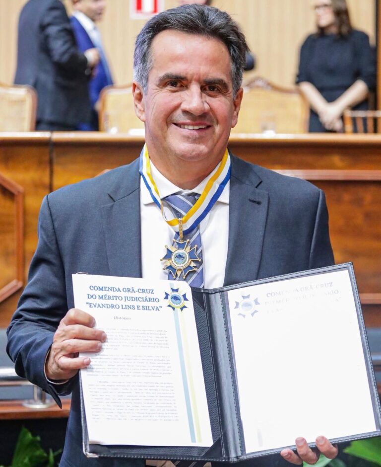 SENADOR CIRO NOGUEIRA RECEBE ALTA HONRARIA DO TRIBUNAL REGIONAL FEDERAL