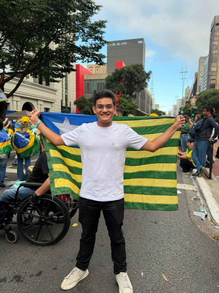JOVEM PARNAIBANO LEVANTA BANDEIRA DE CONSERVADOR E PARTICIPA DE ATO EM SÃO PAULO
