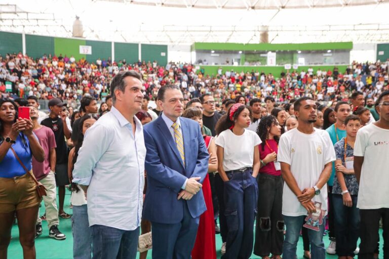 FAMÍLIA AO PÉ DA CRUZ REÚNE MAIS DE 20 MIL PESSOAS EM TERESINA