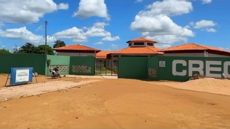CONSTRUÇÃO DE PASSARELA MELHORA ACESSO DE PAIS E ALUNOS EM CRECHE DE MARCOS PARENTE/PI