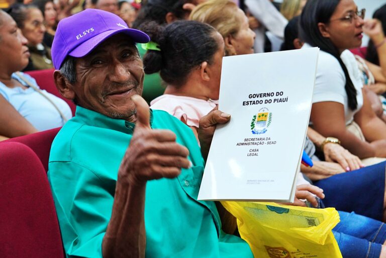 PIRACURUCA/PI: 239 FAMÍLIAS RECEBEM TÍTULOS DE REGULARIZAÇÃO DE IMÓVEIS