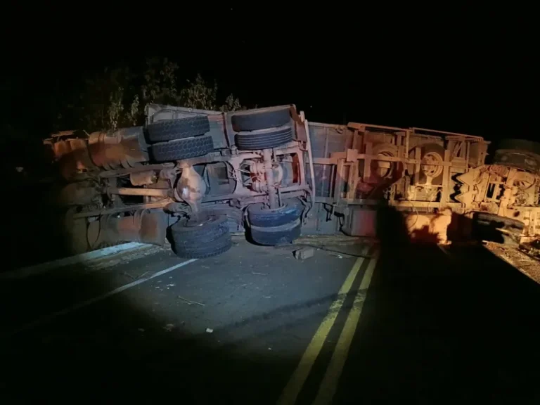 PIRIPIRI/PI: CARRETA TOMBA E BLOQUEIA RODOVIA NA DIVISA COM LAGOA DE SÃO FRANCISCO