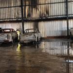 TERESINA/PI: INCÊNDIO ATINGE OFICINA MECÂNICA E DANIFICA VEÍCULOS NA ZONA LESTE