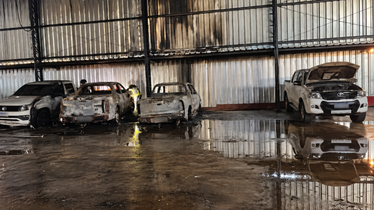 TERESINA/PI: INCÊNDIO ATINGE OFICINA MECÂNICA E DANIFICA VEÍCULOS NA ZONA LESTE